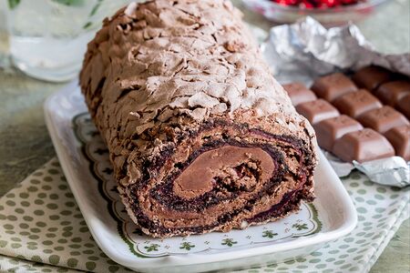 Шоколадный рулет с клюквой и орехами