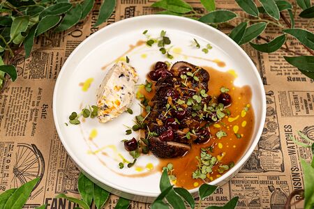 Утиная грудка с соусом