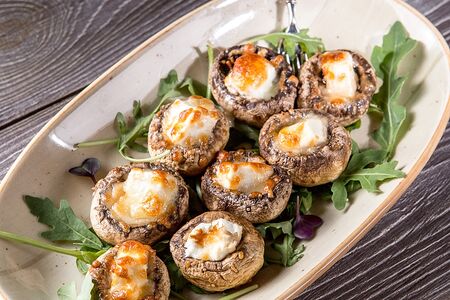 Запечённые шампиньоны с фетой под шапкой из сулугуни