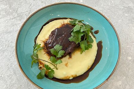 Телячьи щёки с соусом демиглас