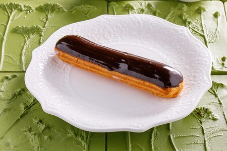 Эклер шоколадный