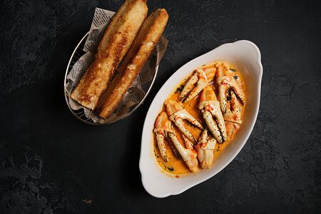 Кулаки краба в фирменном соусе