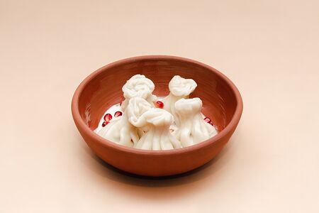 Мини-хинкали с креветками и курицей в сливочном соусе