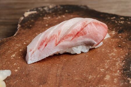 Суши желтохвост