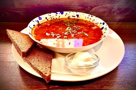 Солянка сборная с бородинским хлебом и сметаной