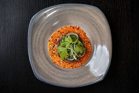 Бифштекс из говядины с салатом чука и соусом из печеного перца