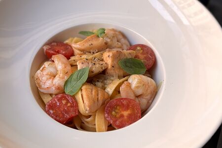 Сливочная паста с лососем и креветками на белом вине