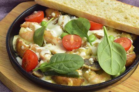 Горячая сковородка с лососем и креветками