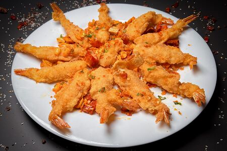 Тигровые креветки в сухарях и санлясу