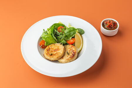 Рыбные котлеты из судака с тартаром из томатов