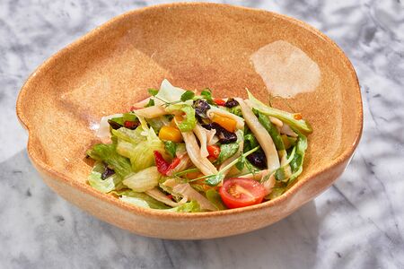 Салат с кальмаром и соусом манго-чили