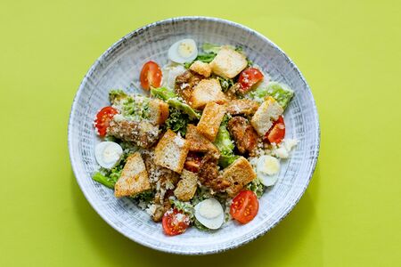 Салат Цезарь с курицей