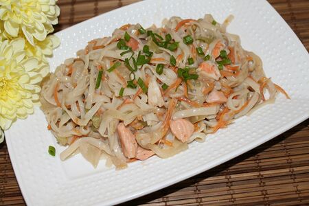 Лапша Wok с лососем и креветками в сливочном соусе