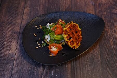 Картофельная вафля с лососем и авокадо