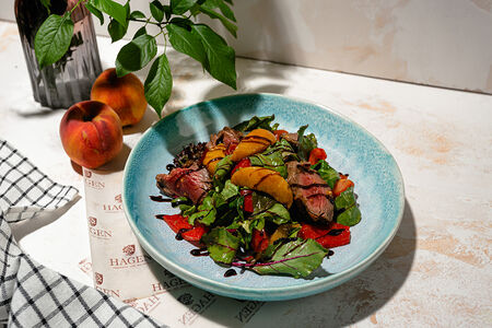 Салат с персиками и ростбифом