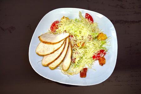 Салат Цезарь с курицей