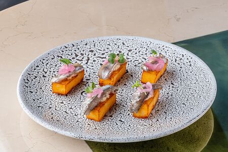 Мини-бутерброды с хамсой