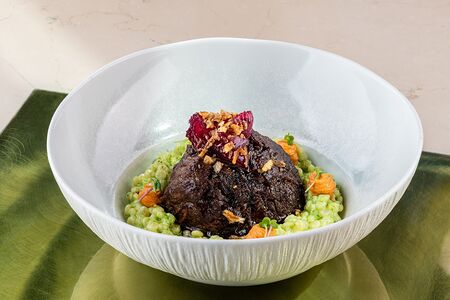 Томлёная говяжья щека с птитимом