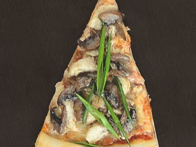 Пицца с курицей и грибами