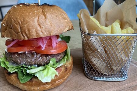 Бургер с котлетой из мраморной говядины с сыром сиртаки и  клюквенным соусом 