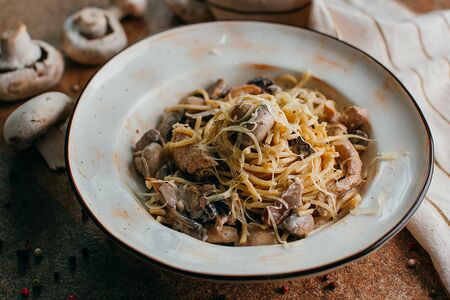 Паста с курицей и грибами