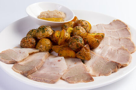 Грудинка свиная домашнего копчения с молодым картофелем