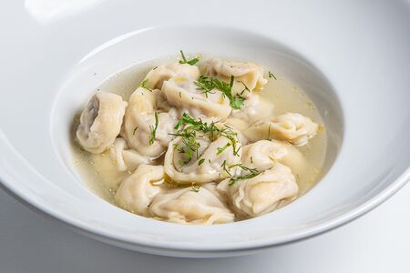 Домашние пельмени с куриным бульоном 