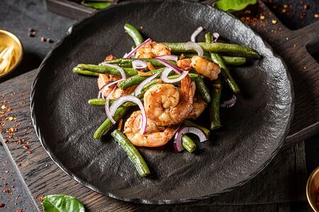 Жареные креветки со стручковой фасолью