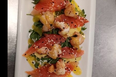 Руккола с креветками и лососем