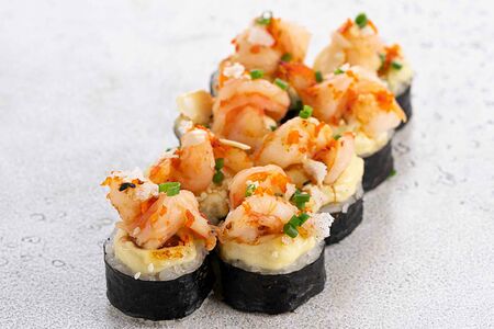 Запеченный ролл с креветкой и горгонзолой (8 шт)