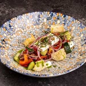 Салат из спелых сезонных овощей с сыром фета