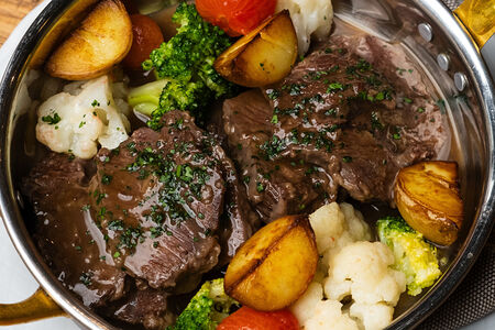 Томленая щека с печеными овощами