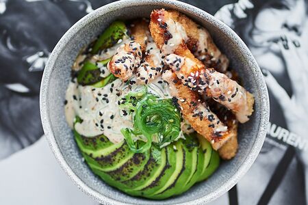 Поке с темпурными креветками и авокадо