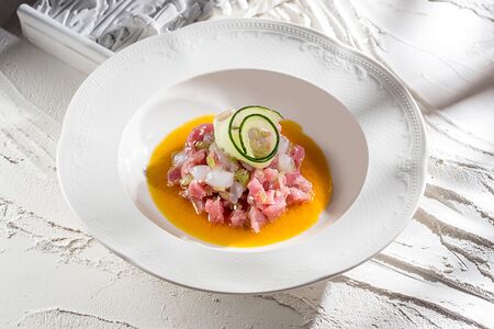 Тартар из тунца и креветки в соусе из манго