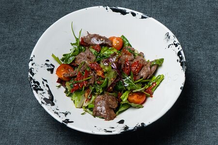 Теплый салат с говядиной