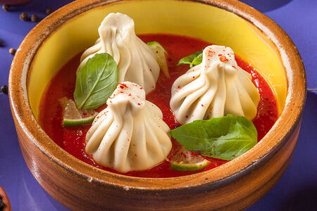 Хинкали с говядиной в томатном соусе 