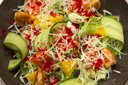 Салат с лососем и тигровой креветкой