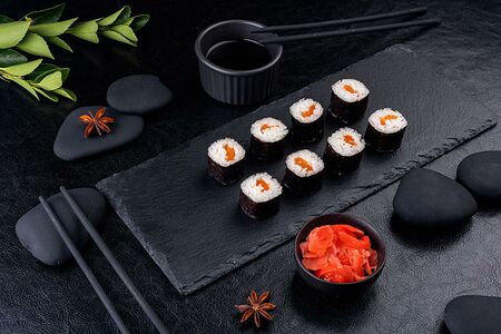 Ролл с лососем