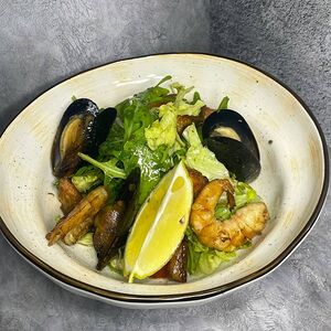 Салат с морепродуктами 