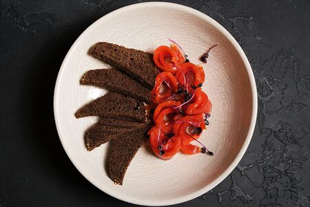 Камчатская нерка с ржаными тостами