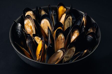 Мидии в томатном соусе с базиликом и орегано