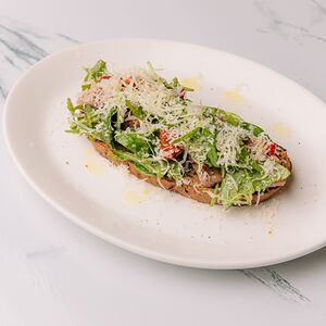 Брускетта с ростбифом из телятины 