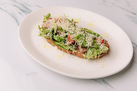 Брускетта с ростбифом из телятины 