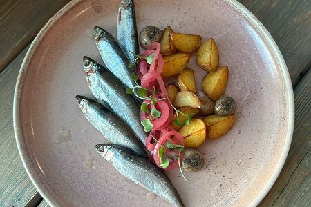 Сельдь северных рек с картофелем, маринованным луком