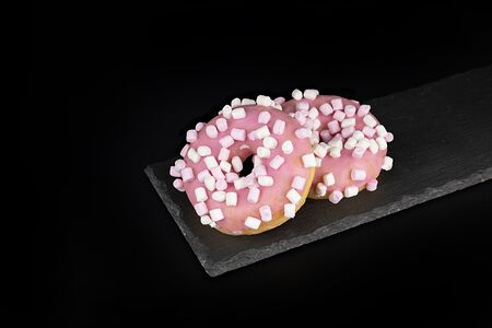 Донат розовый с маршмэллоу