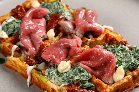 Картофельные вафли с ростбифом