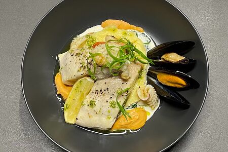 Запеченная радужная форель с морепродуктами