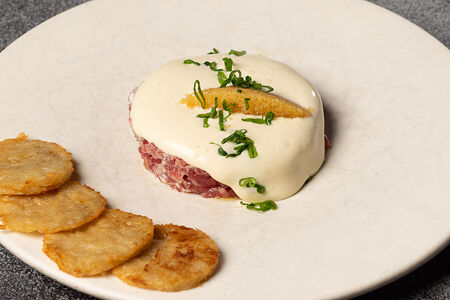 Тартар из говядины с щучьей икрой и пармезаном