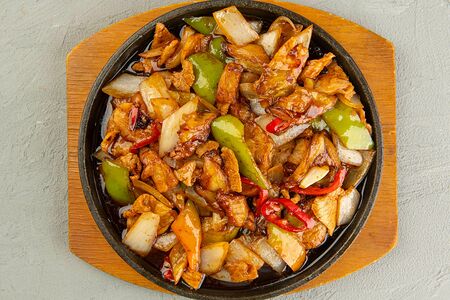 Баклажаны со свининой на сковороде