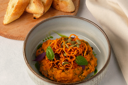 Хумус из печёной моркови с хрустящим паем 